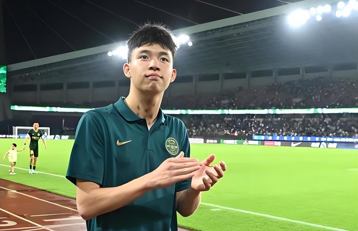 邵佳一离开国足后现身皇马！直接手持球队十号战袍亮相，赢得点赞