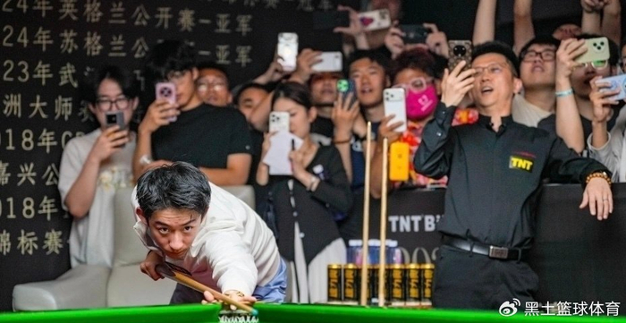 开云体育-吴宜泽被迫营业！深夜与球迷合影面无笑容 现场主持大喊：别碰他 别说|斯诺克世锦赛|肖恩·墨菲|世锦赛|墨菲|兰州_新浪体育_新浪新闻